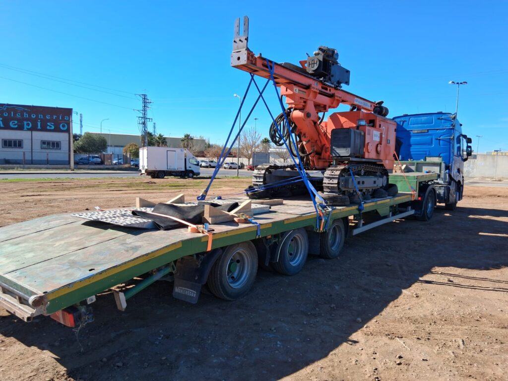 TRANSPORTE DE HINCADORA EN GONDOLA CON RAMPAS