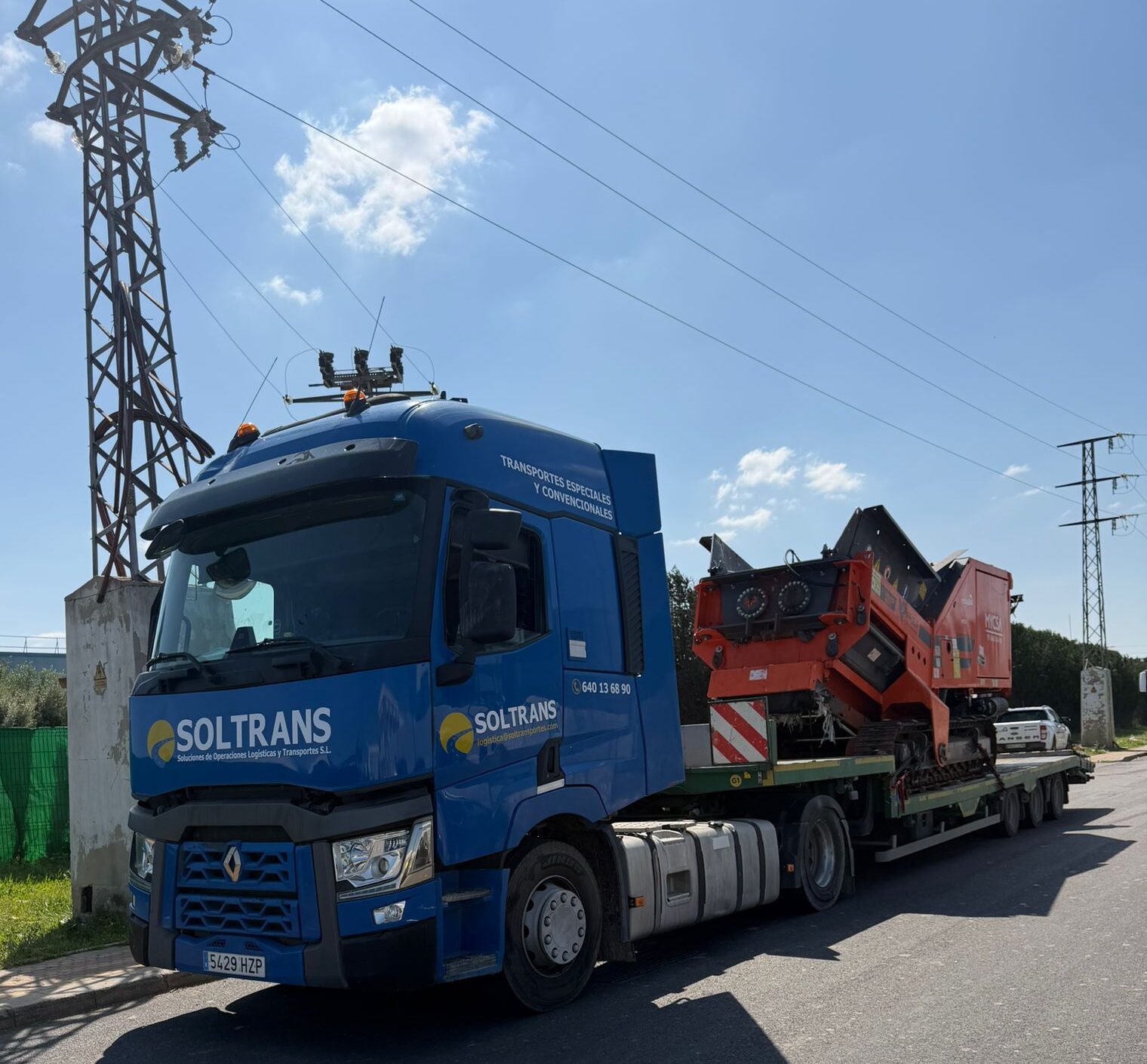 TRANSPORTE DE MAQUINARIA PESADA EN GÓNDOLA