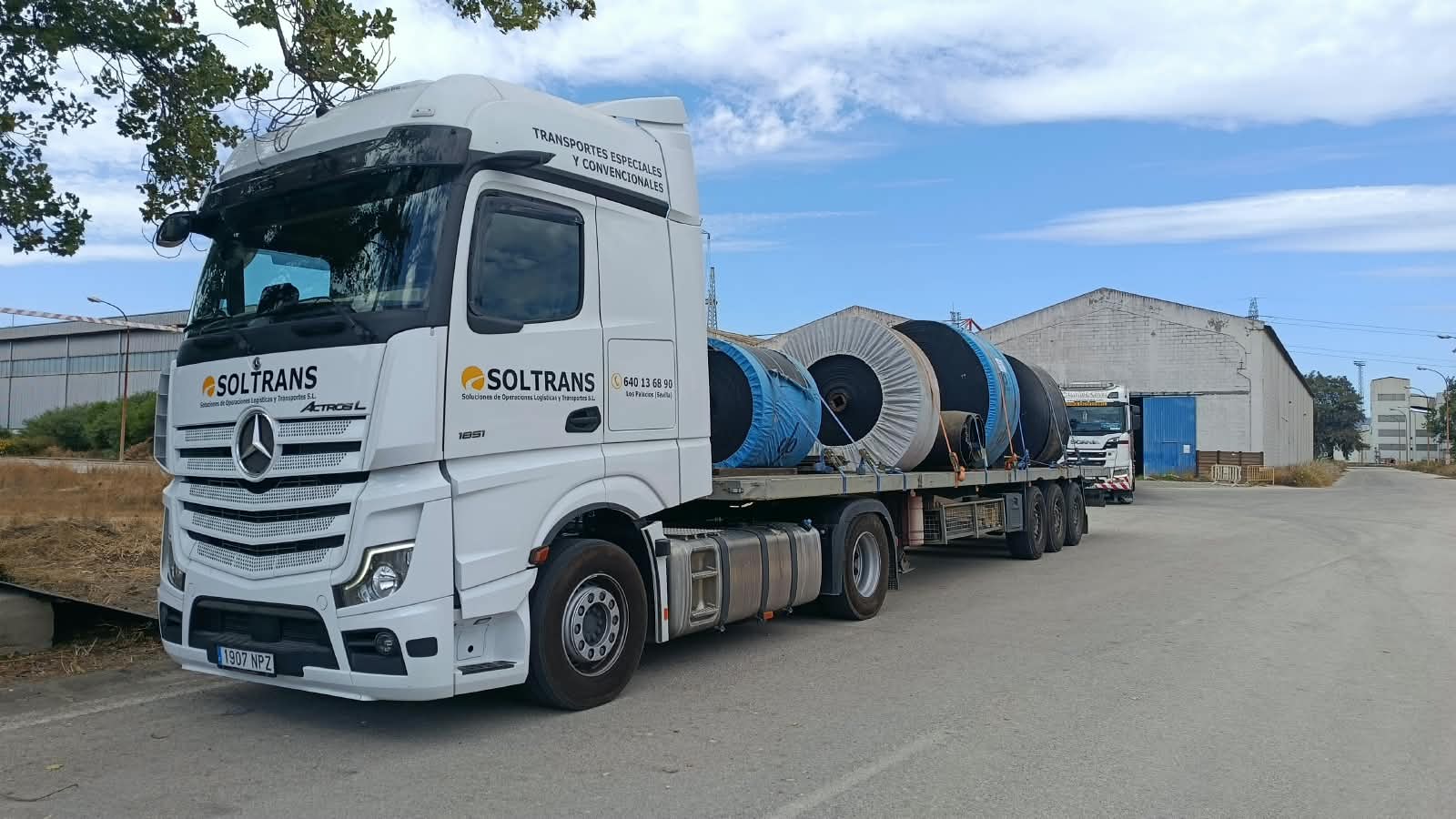 Camión SOLTRANS transportando bobinas en plataforma abierta