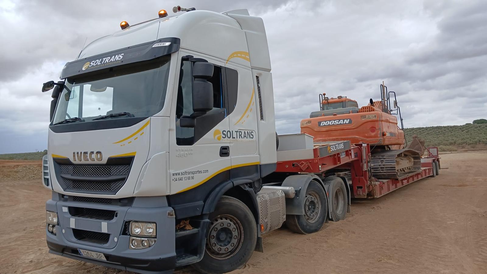 Transporte de maquinaria en góndola y plataforma SOLTRANS