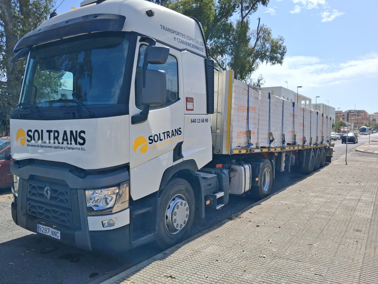 Transporte de material de construcción en plataforma abierta SOLTRANS