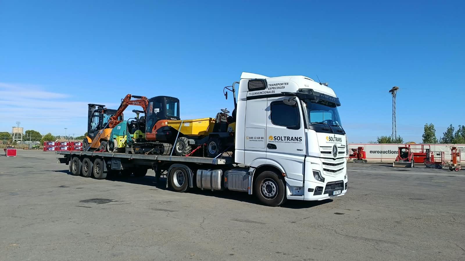 Transporte de maquinaria en góndola cama baja SOLTRANS