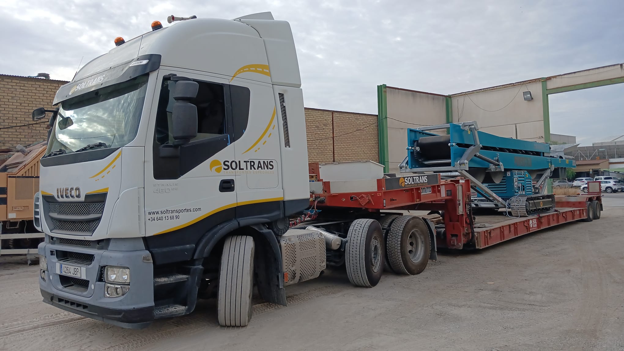 Transporte de maquinaria industrial en góndola cama baja SOLTRANS